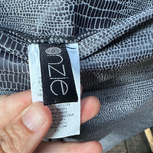 ONSIE ‘flow’ NWT Charcoal Snake 209 Hot Yoga Leggings Size S/M - Picture 10 of 11